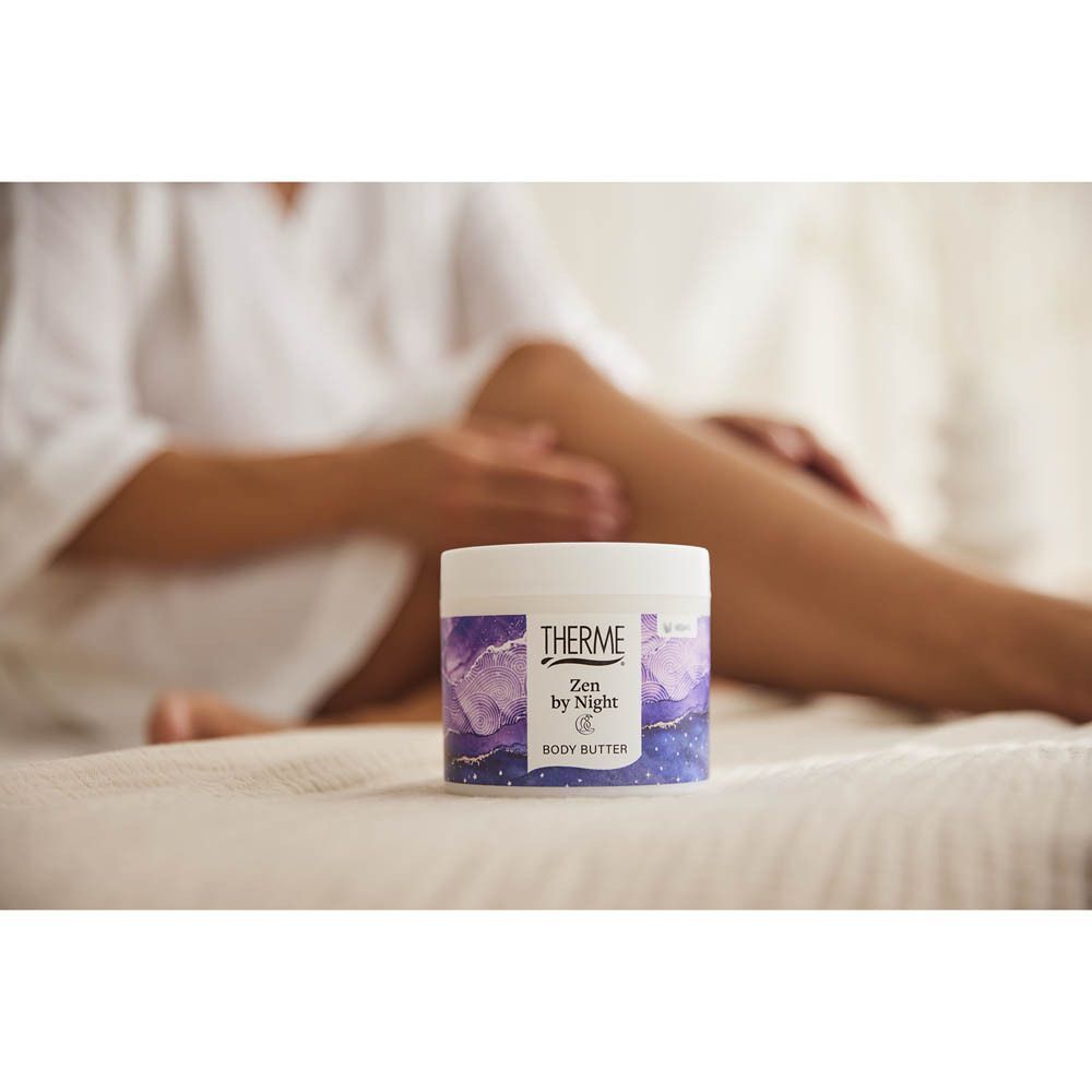 Therme Zen by Night Body Butter op een bed, naast een vrouw.