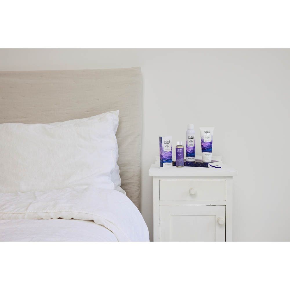 Beurre Corporel Therme Zen by Night et autres produits sur une table de nuit.
