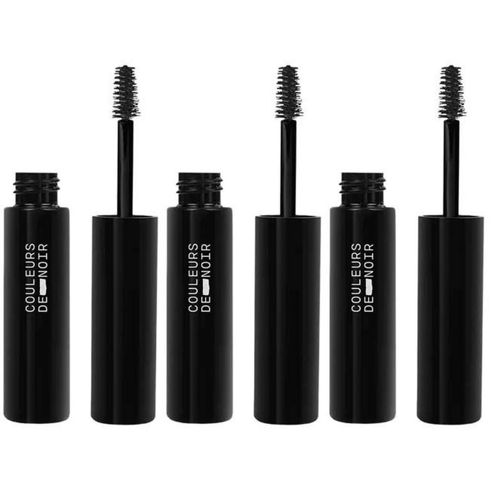 Quatre flacons noirs de sérum pour sourcils avec applicateurs.