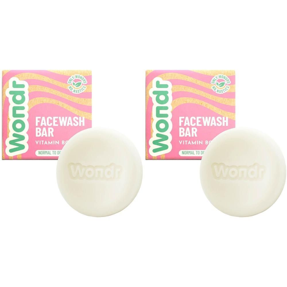 Twee ronde gezichtsreinigingsblokken met verpakking. Wondr Vitamin Boost opschrift.