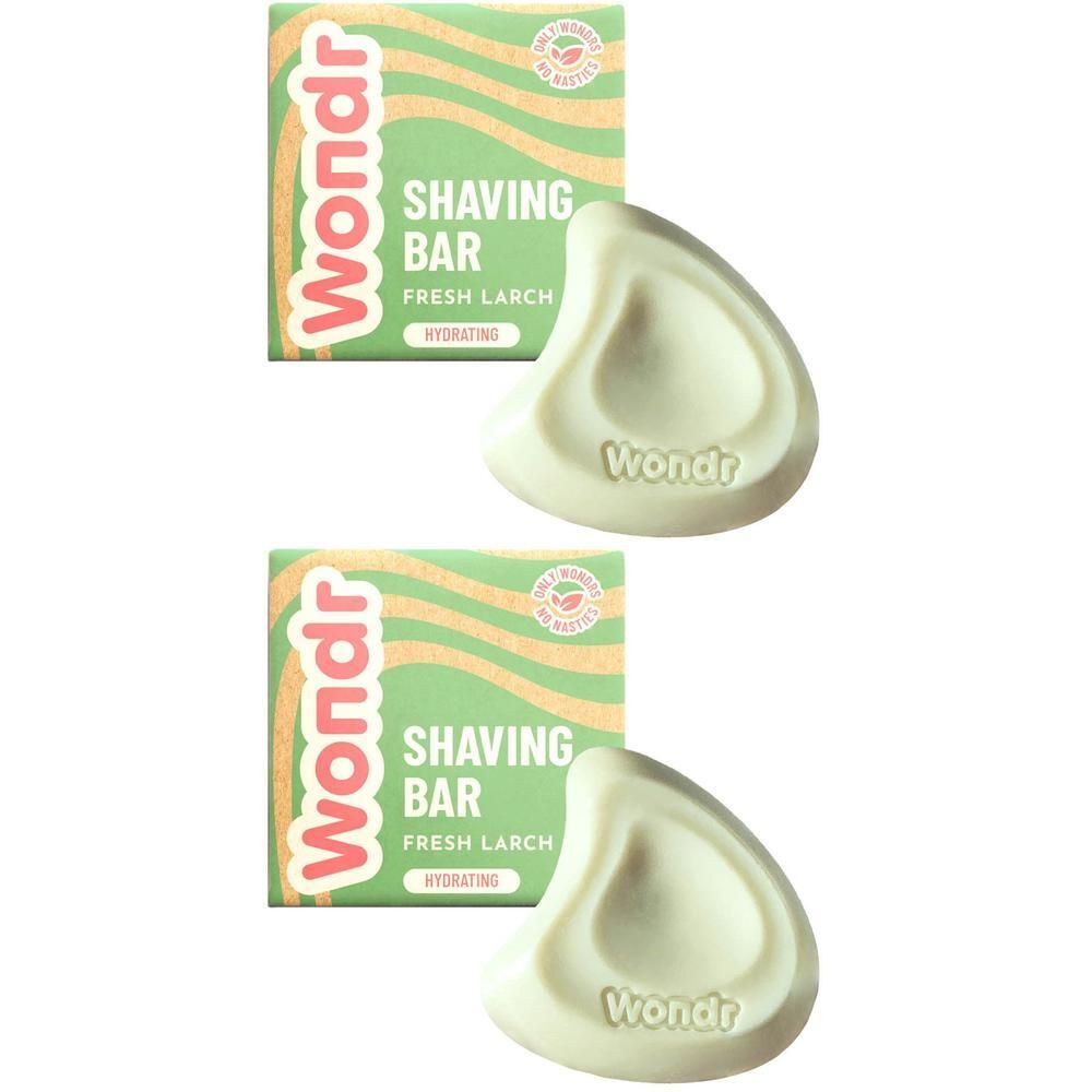 Deux savons à raser Wondr parfumés au mélèze frais, l'un emballé, l'autre déballé. Le savon est vert clair et de forme ergonomique.