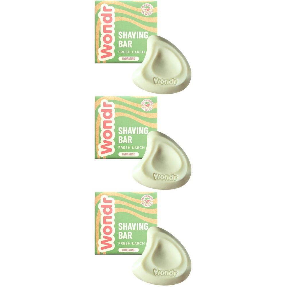 Trois savons à raser Wondr en forme de goutte, emballage vert clair à motif ondulé.