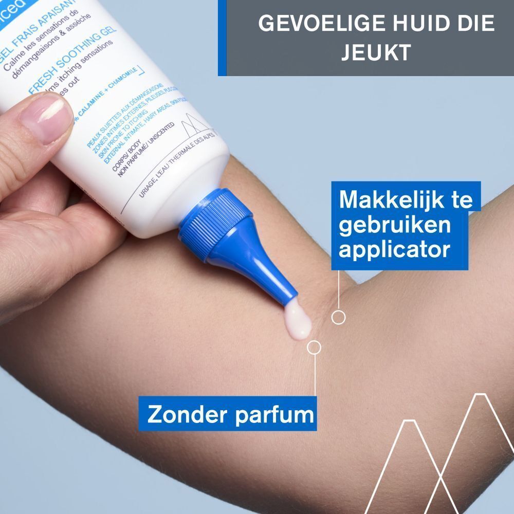 Toepassing van Uriage Pruriced Gel Frais Apaisant op de arm met tekst.