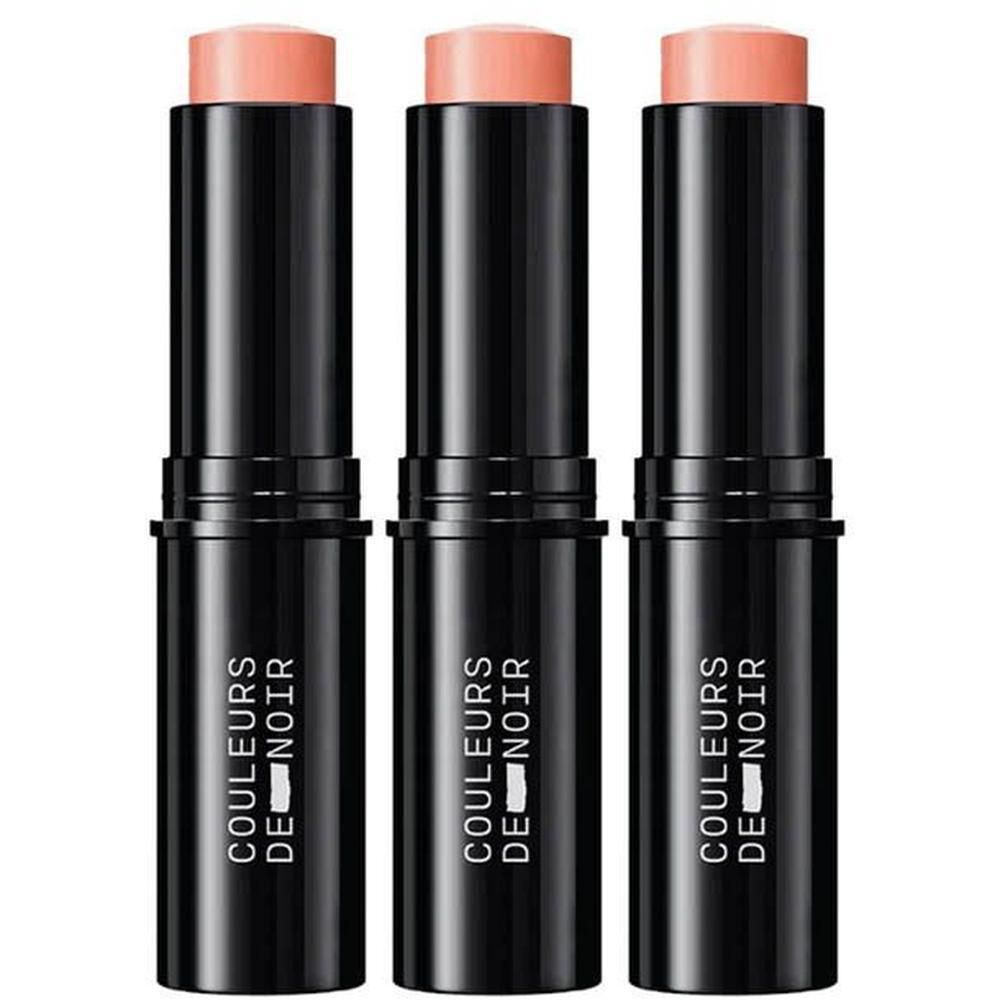 Trois sticks de blush crémeux pêche, dans des boîtiers noirs.