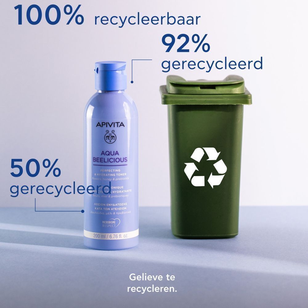 Apivita Aqua Beelicious Perfecting & Hydrating Toner naast een groene vuilnisbak die recycling symboliseert.