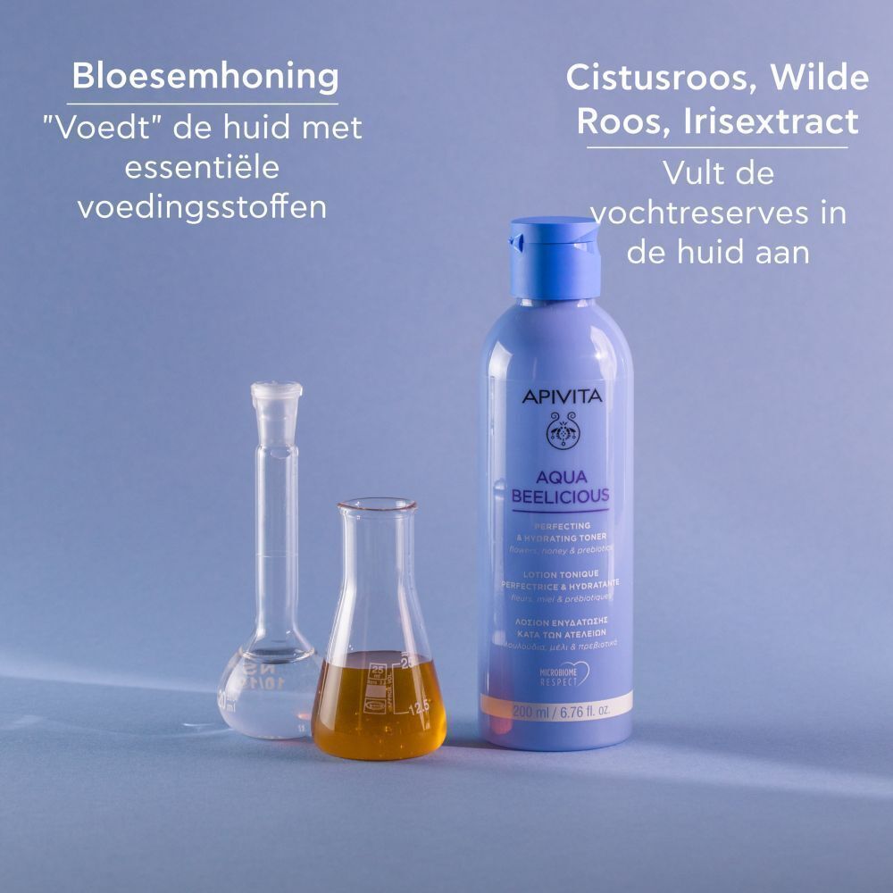 Apivita Aqua Beelicious Perfecting & Hydrating Toner naast laboratoriumapparatuur met honingvloeistof.