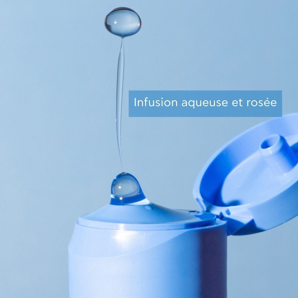 Goutte de lotion sortant d'un flacon Apivita Aqua Beelicious.