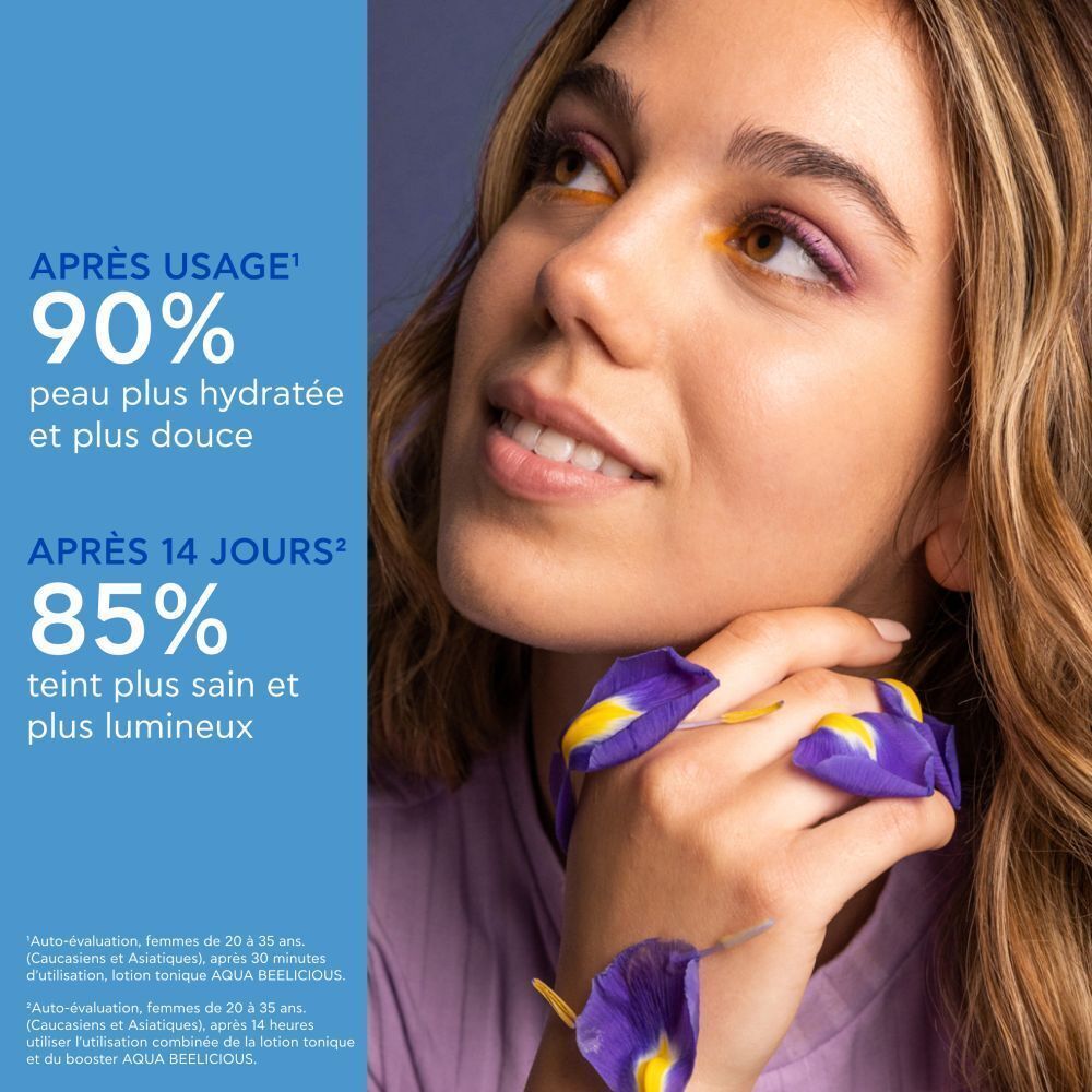 Femme avec des pétales sur la main, Apivita Aqua Beelicious.
