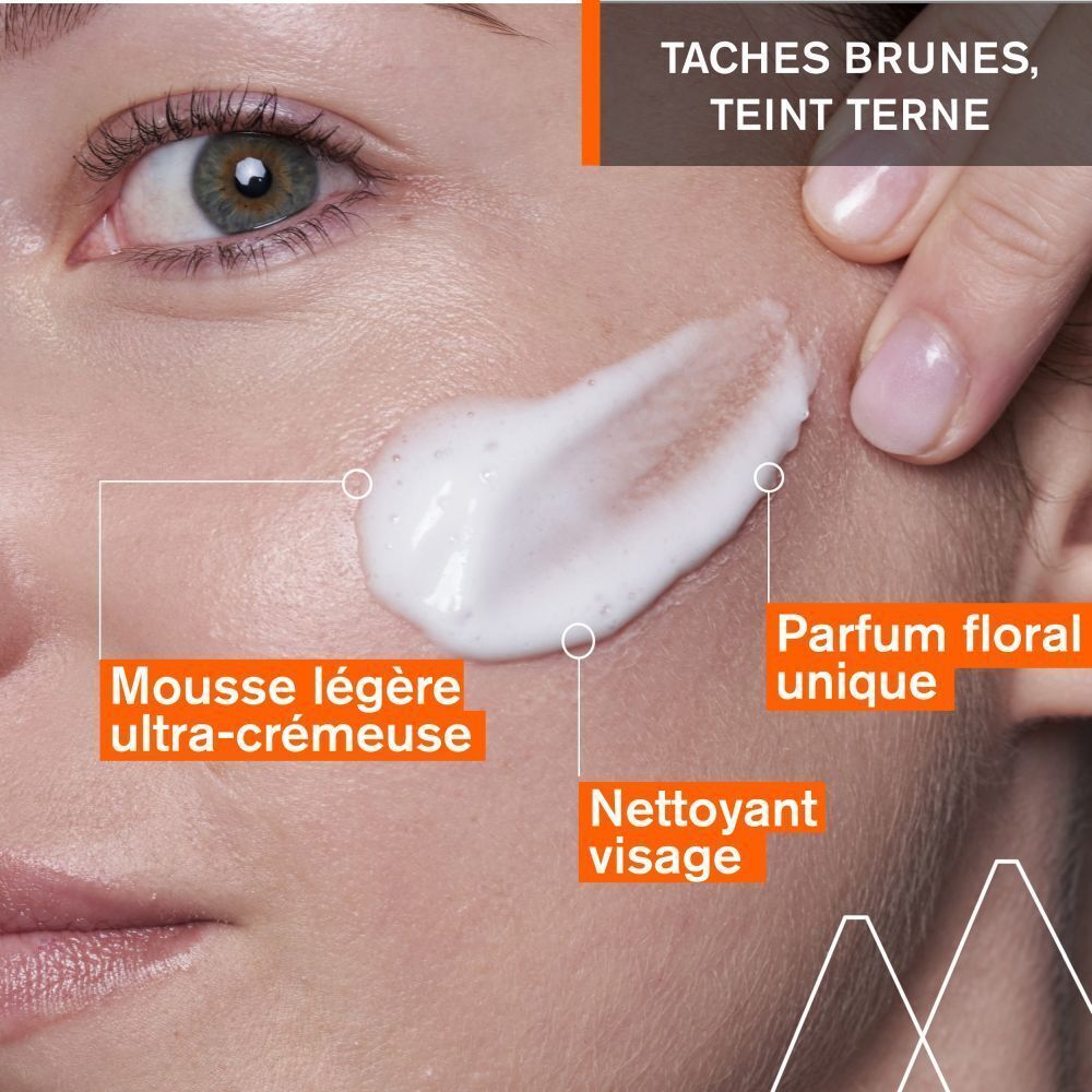 Texture mousse-crème sur la peau, avec annotations "Mousse légère ultra-crémeuse" et "Nettoyant visage".