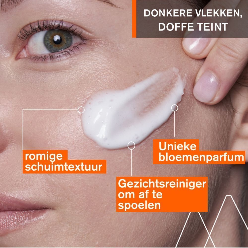 Romige schuimtextuur op de huid, met labels "Romige schuimtextuur" en "Gezichtsreiniger om af te spoelen".