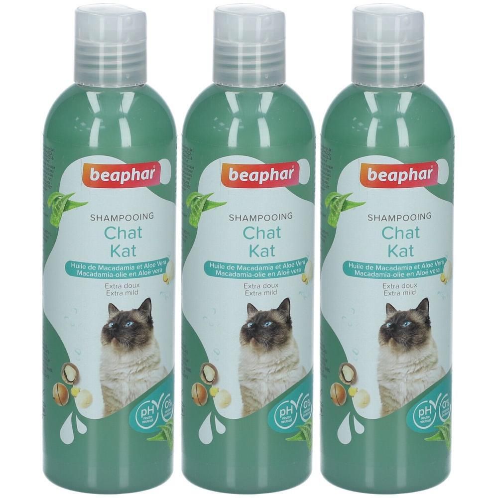 Drie flessen Beaphar kattenshampoo met macadamiaolie en aloë vera. Voor extra milde reiniging.