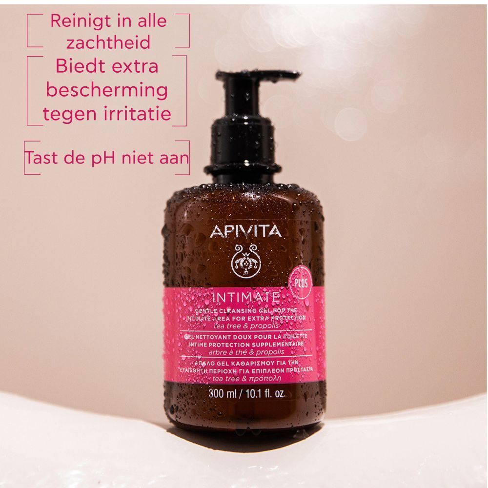 Apivita Intimate reinigingsgel in een bruine glazen fles met pompdispenser, licht vochtig.
