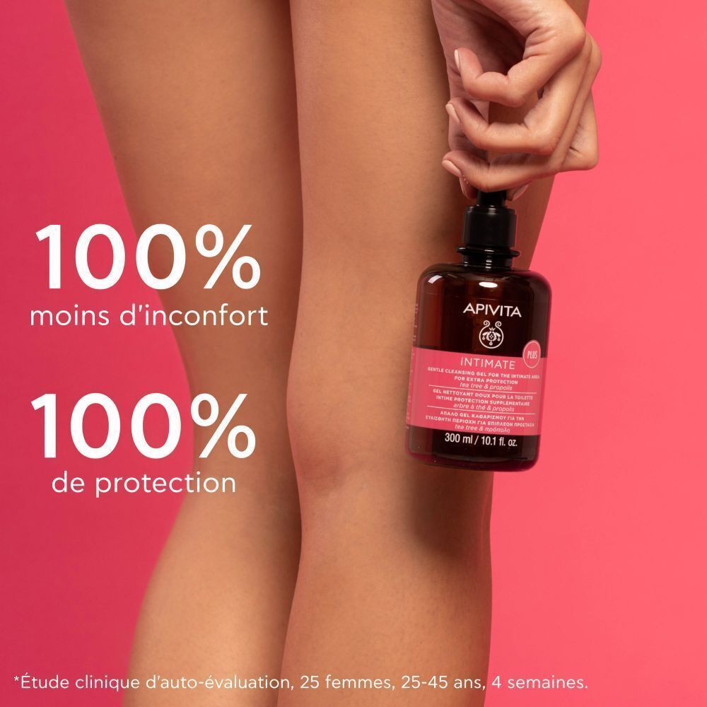 Gel nettoyant intime Apivita, tenu par une main devant un fond de jambes.