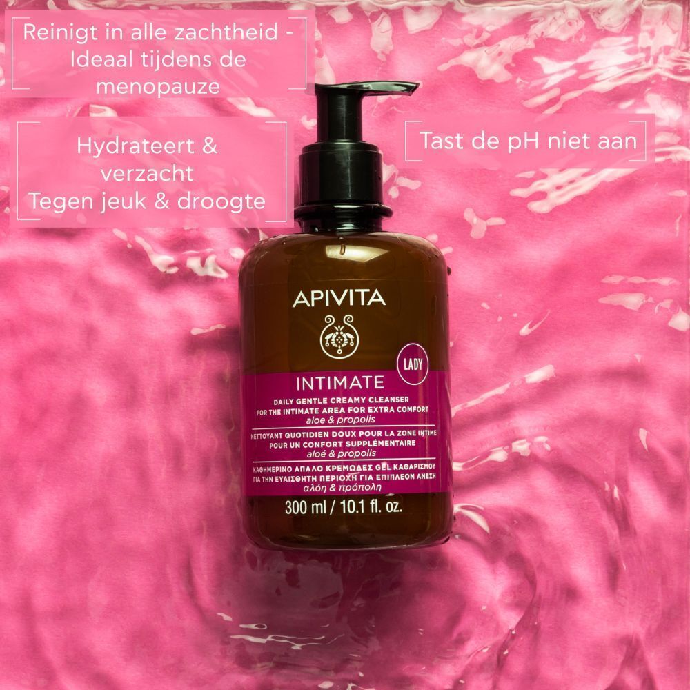 APIVITA Intimate Cleanser in bruine fles met pompdop, omringd door roze water.