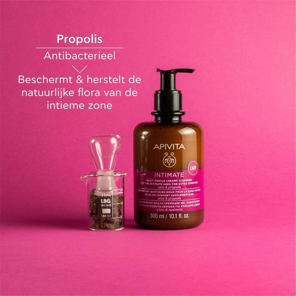 APIVITA Intimate Cleanser naast een vrouw, belovend 100% minder droogte en jeuk.