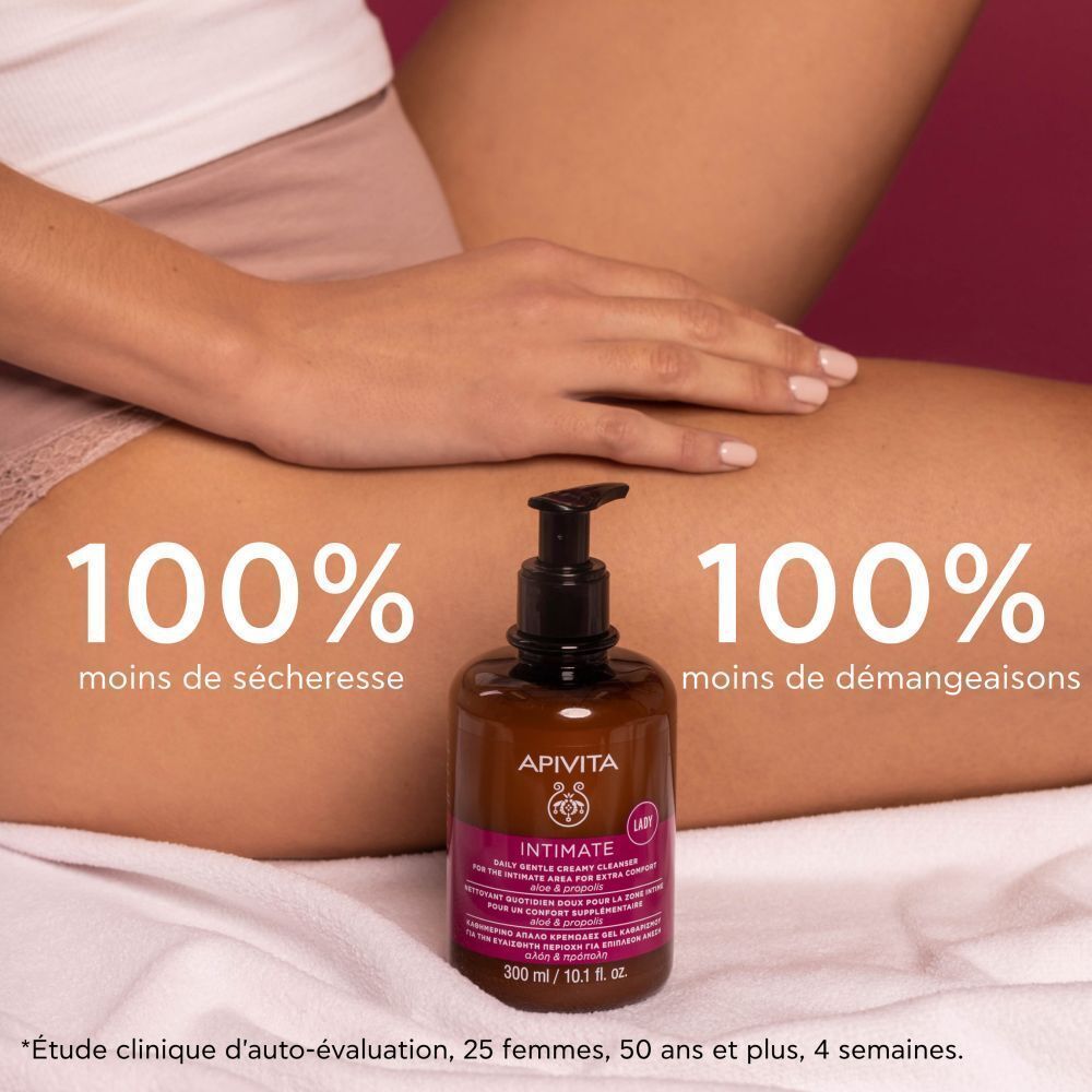 Gel Nettoyant Doux Protection APIVITA, à côté d'une personne, ciblant la sécheresse et les démangeaisons.