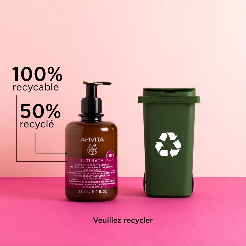 Gel Nettoyant Doux Protection APIVITA à côté d'une poubelle de recyclage verte.