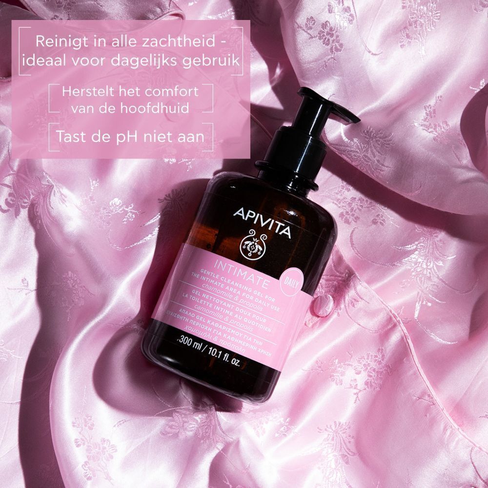 Apivita Intimate Gel in bruine glazen fles met pomp op roze zijde.
