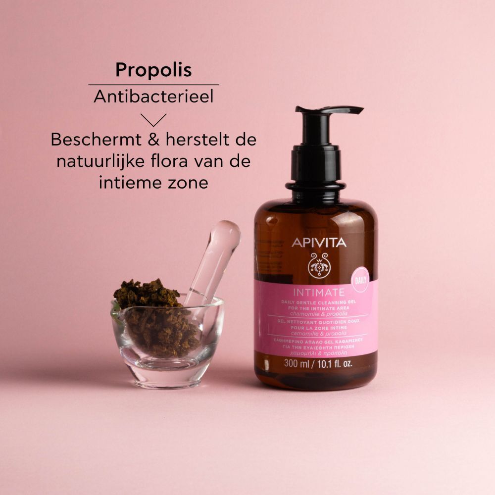 Apivita Intimate Gel vastgehouden door een vrouw, 93% frisheid, 90% comfort.