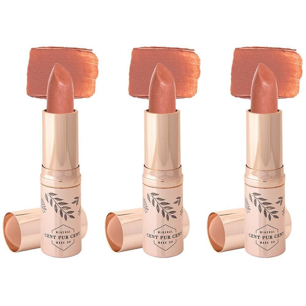 Drie moccacino-kleurige lippenstiften met gouden hulzen en bladdesign. Daarboven zijn kleurstalen aangebracht.