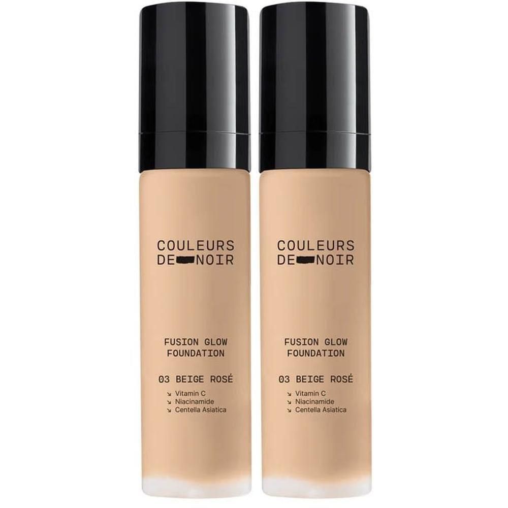 Twee flacons COULEURS DE NOIR Fusion Glow Foundation 03 Beige Rosé met Vitamine C, Niacinamide en Centella Asiatica.