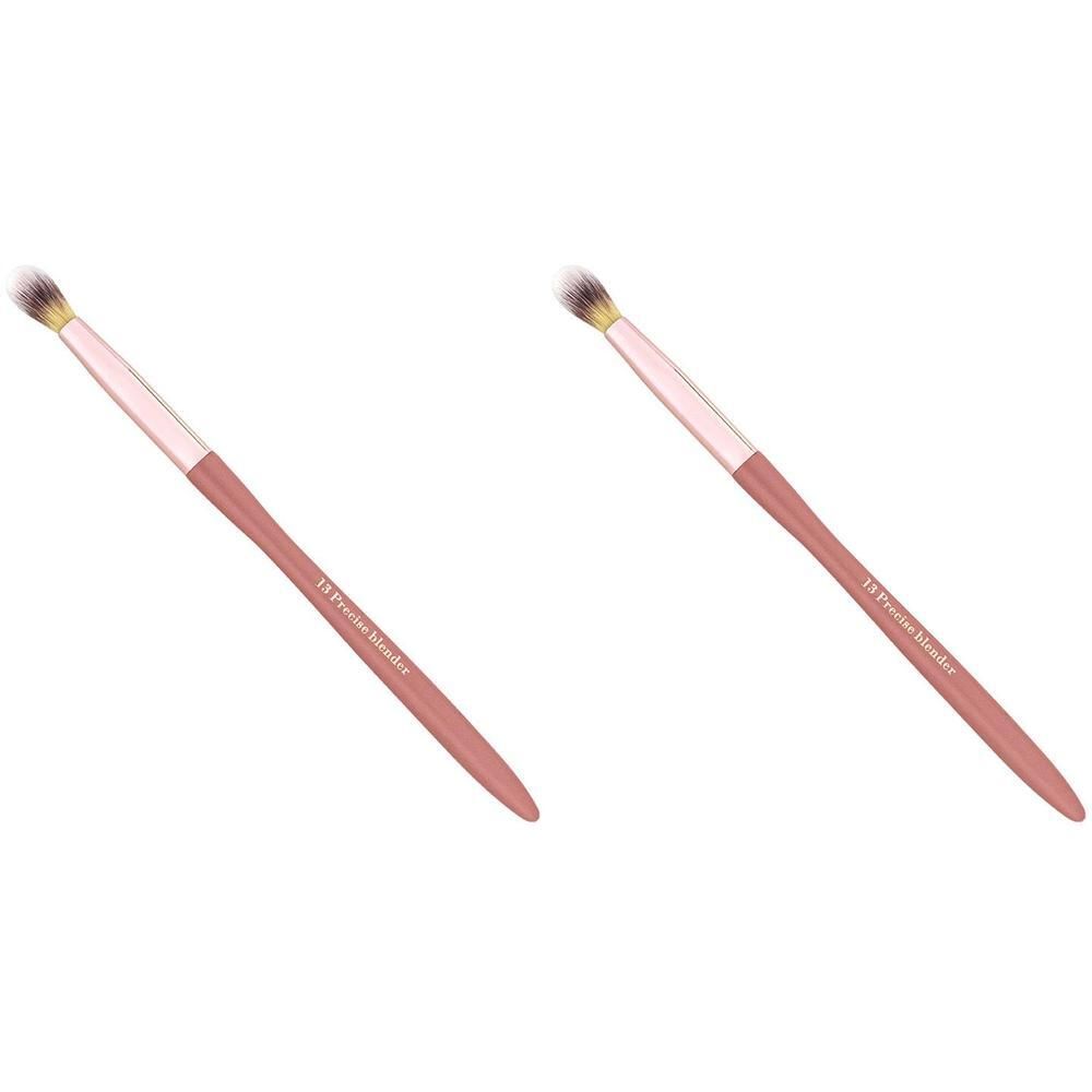 Deux pinceaux de maquillage roses avec tête biseautée et virole dorée.