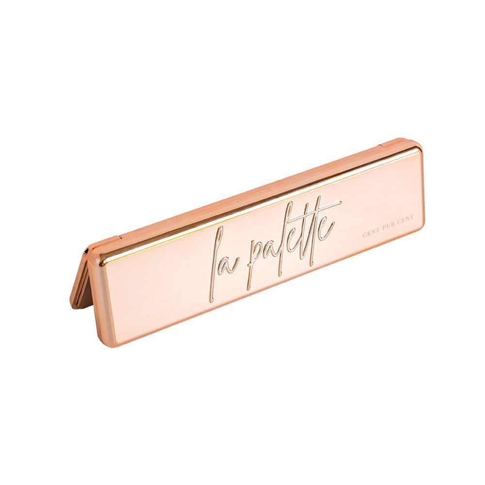 Gesloten gouden oogschaduwpalette met gegraveerde tekst 'la palette'.
