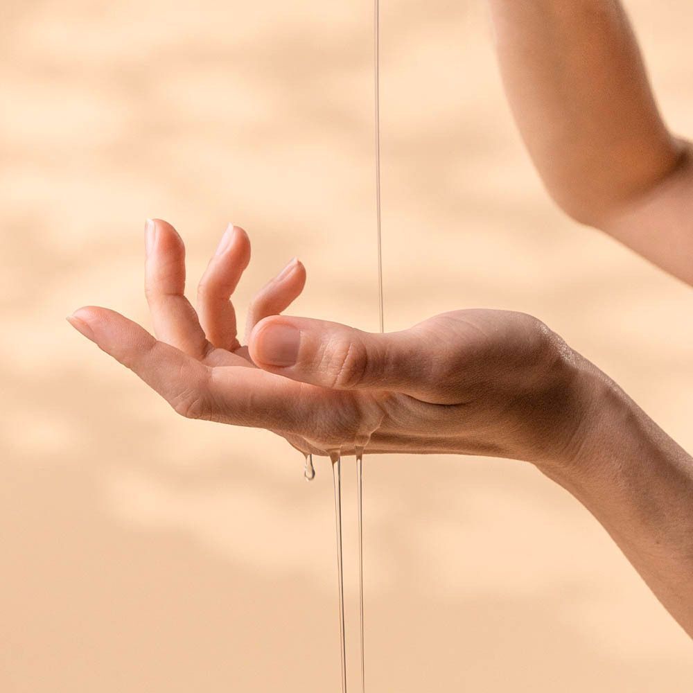 Olie druppelt uit de ene hand in de andere.