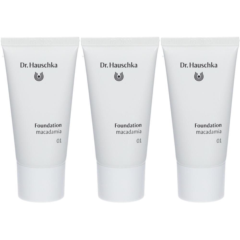 Trois tubes de fond de teint Dr. Hauschka Macadamia 01.