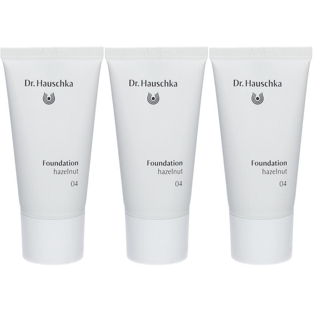 Drie tubes Dr. Hauschka foundation in hazelnootkleur, tint 04.