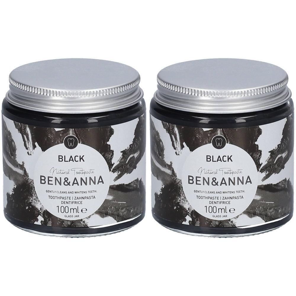 Twee potten zwarte Ben & Anna tandpasta met zilveren deksels. Etiketten "BLACK Natural Toothpaste".