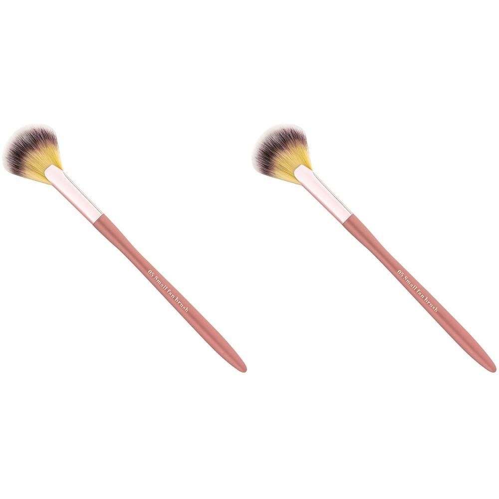 Deux pinceaux éventails avec manche marron et poils clairs.