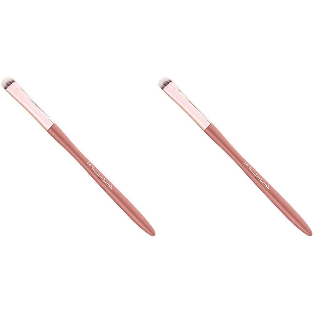 Deux pinceaux de maquillage roses avec des têtes étroites et des viroles dorées.