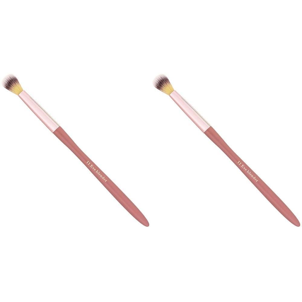 Twee oogschaduwkwasten met roze handvat en zilveren ring.