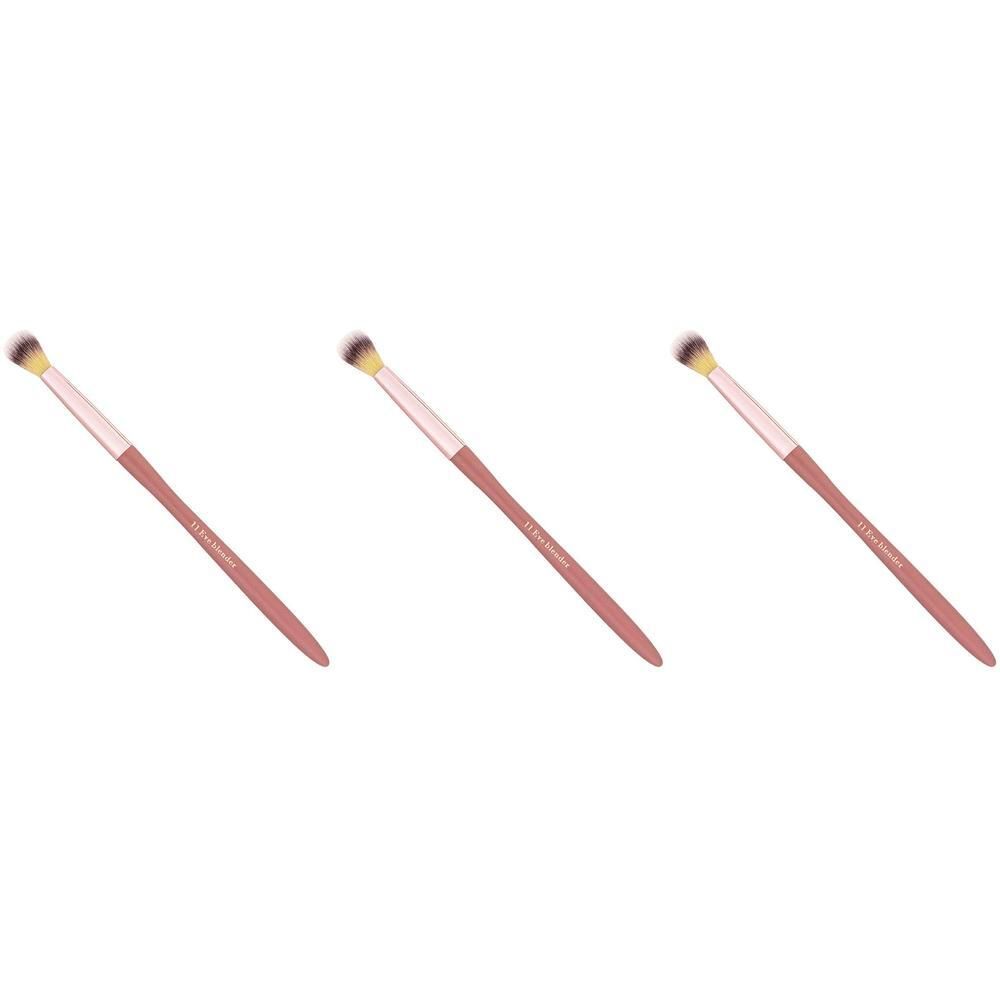 Trois pinceaux estompeurs pour les yeux avec manches roses et poils blonds.