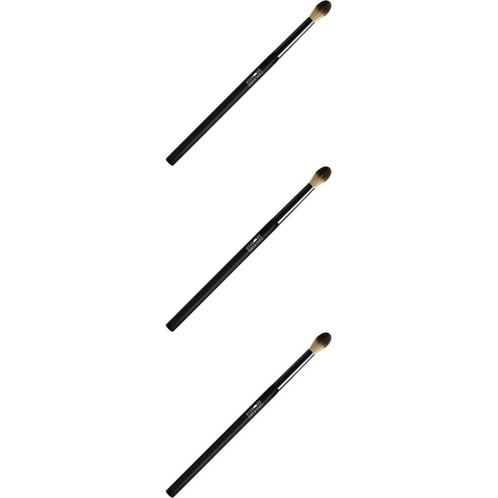 Drie zwarte oogschaduwkwasten met zilveren accenten op de handvatten.