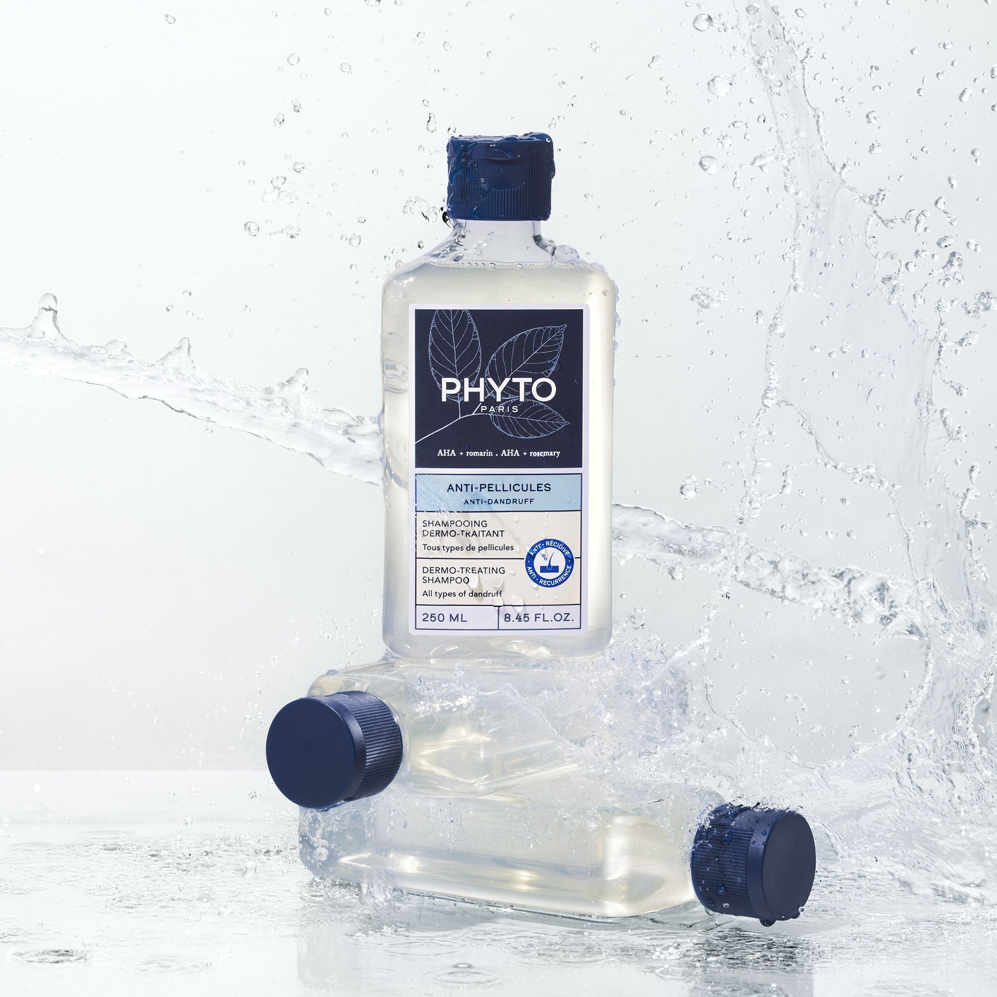 Phyto Anti-Roos Shampoo, Dermo-Behandeling, 250 ml, omringd door waterspetters.