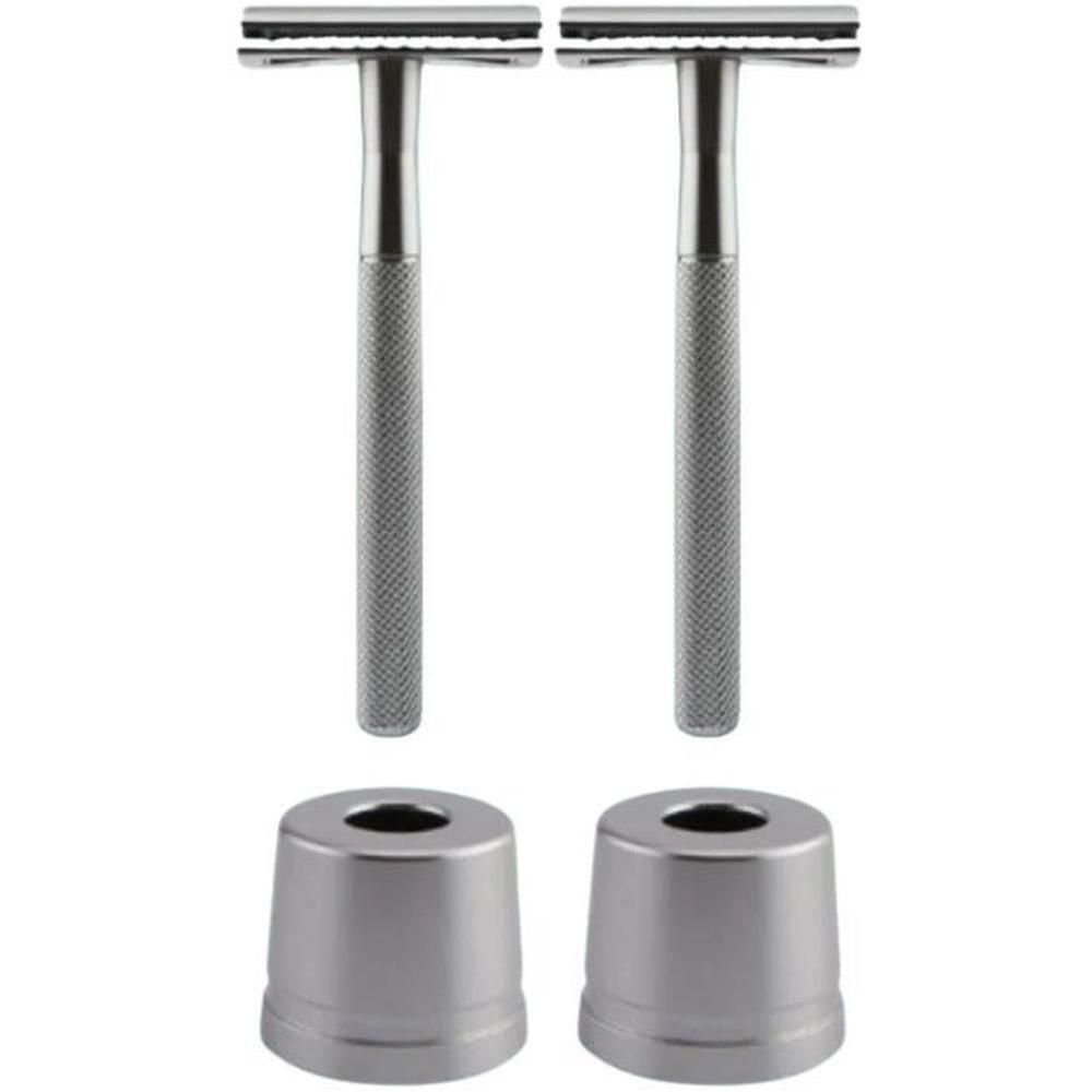 Deux rasoirs de sécurité argentés à manche moleté, avec deux supports assortis.