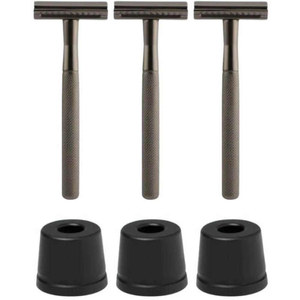 Drie zwarte safety razors met gekartelde handvatten en drie zwarte standaards.