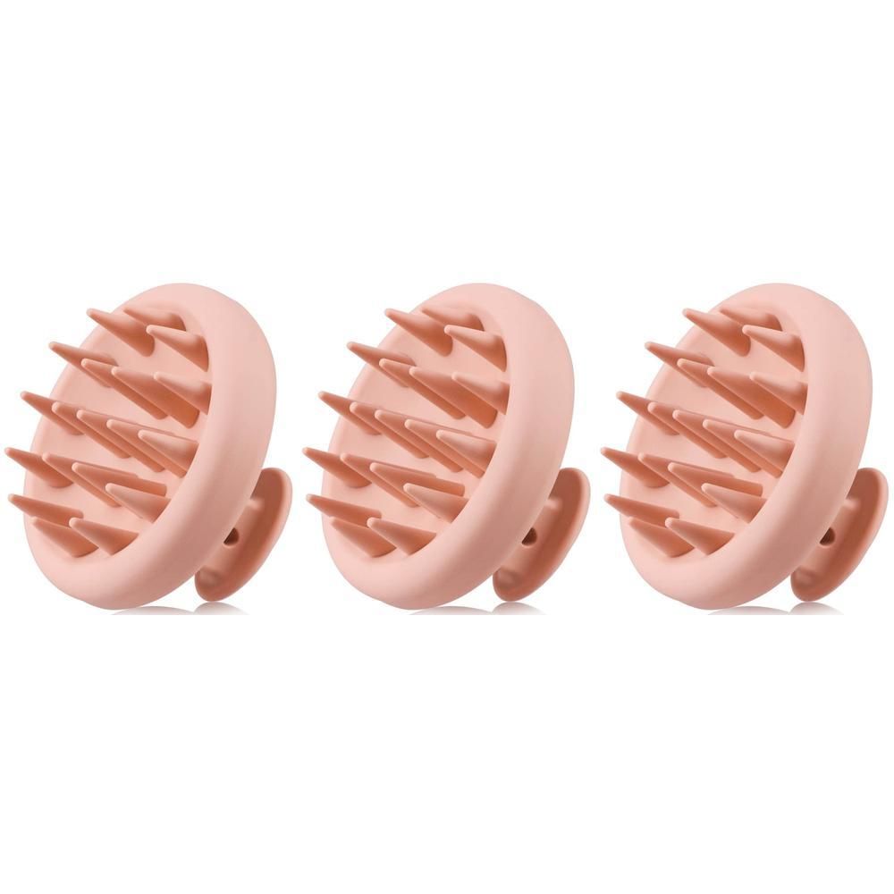 Drie roze hoofdhuidmassageborstels met flexibele siliconen nopjes.