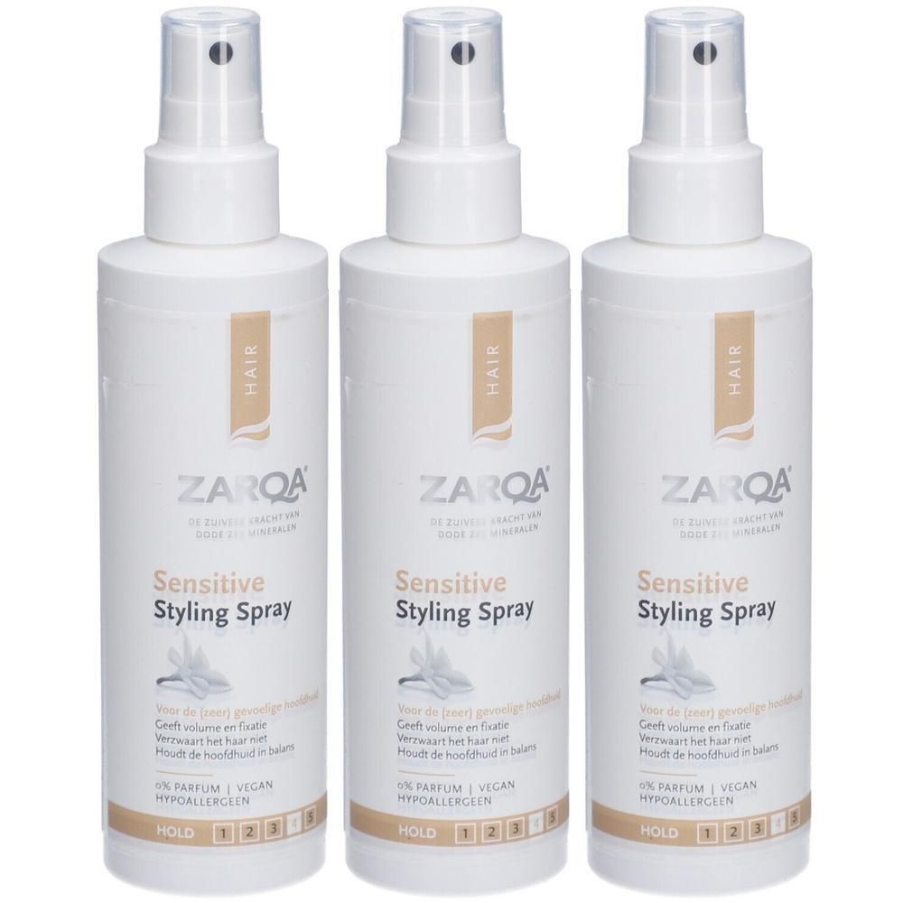 Trois flacons pulvérisateurs blancs Zarqa Sensitive Styling Spray avec tête de pompe. Texte sur l'étiquette.