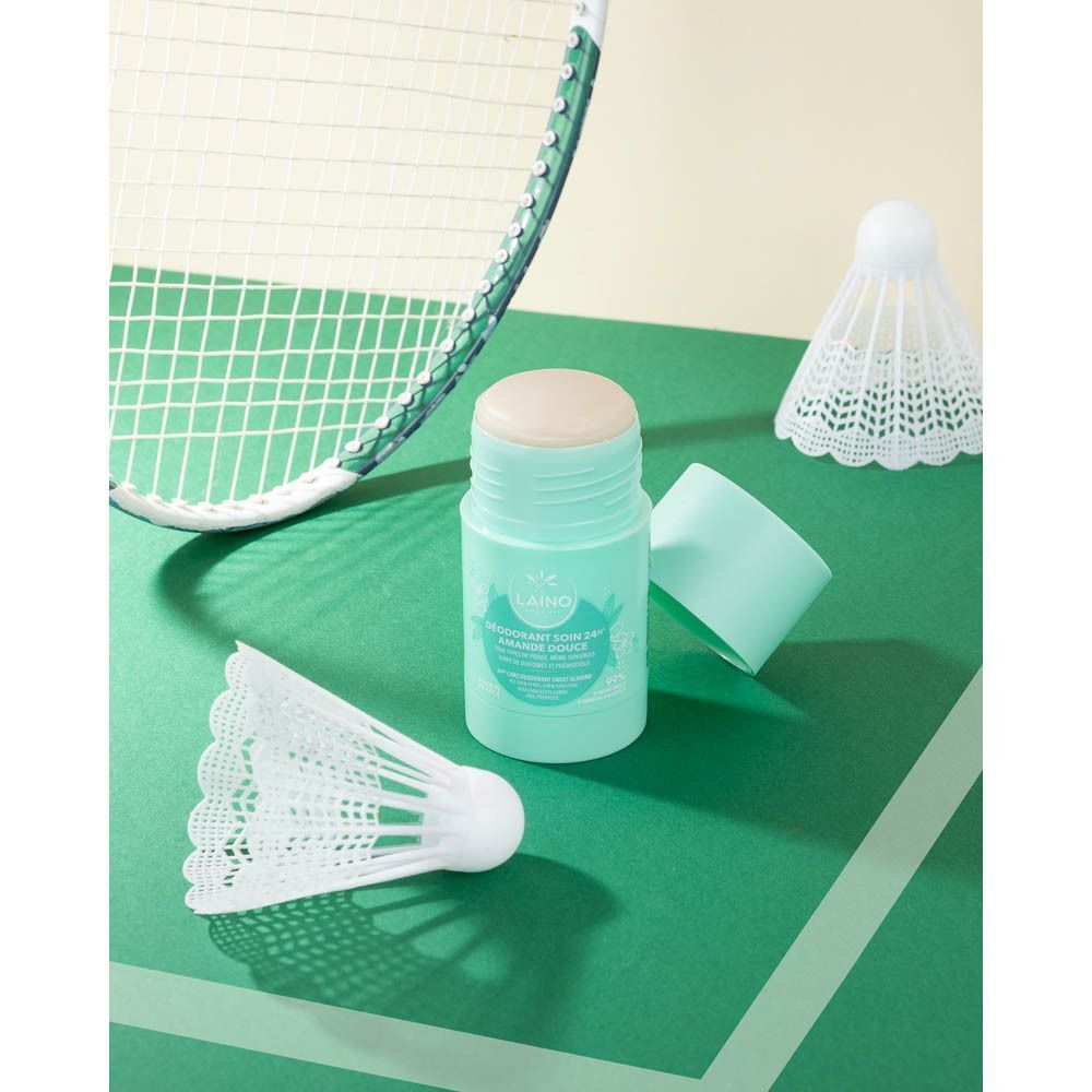 Laino deodorant stick naast shuttles en een tennisracket.