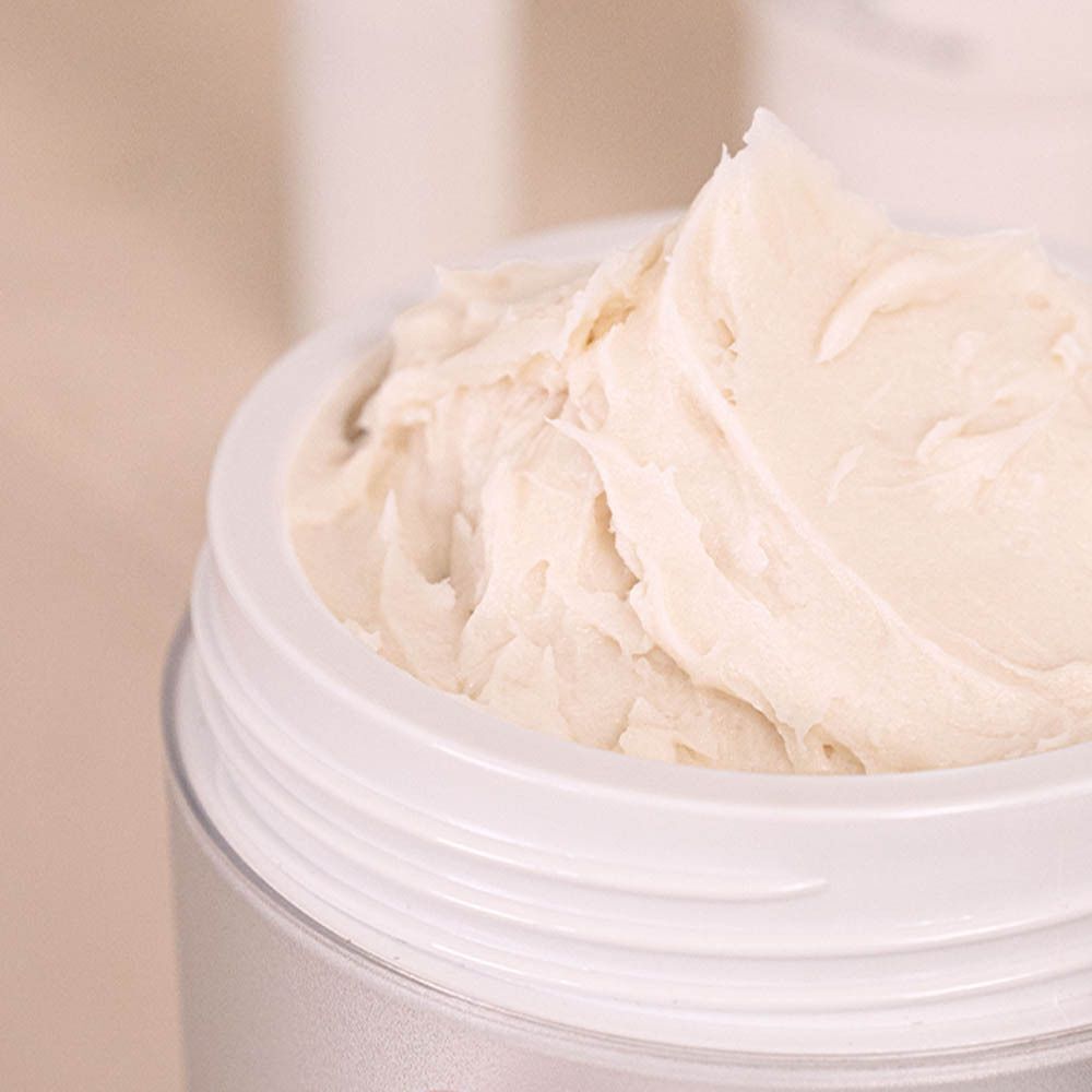 Close-up van de witte MÊME Le Masque Visage Ultra-Réconfortant in een open pot.