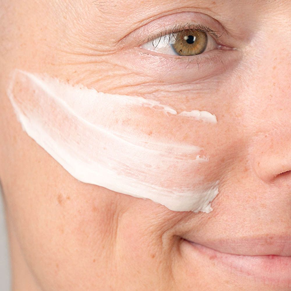 Een masker-sample op de wang van een vrouw.