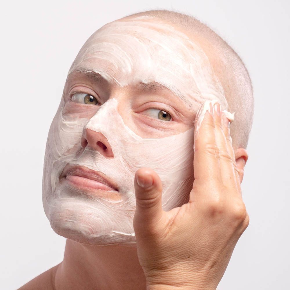 Een vrouw die de MÊME Le Masque Visage Ultra-Réconfortant op haar gezicht aanbrengt.