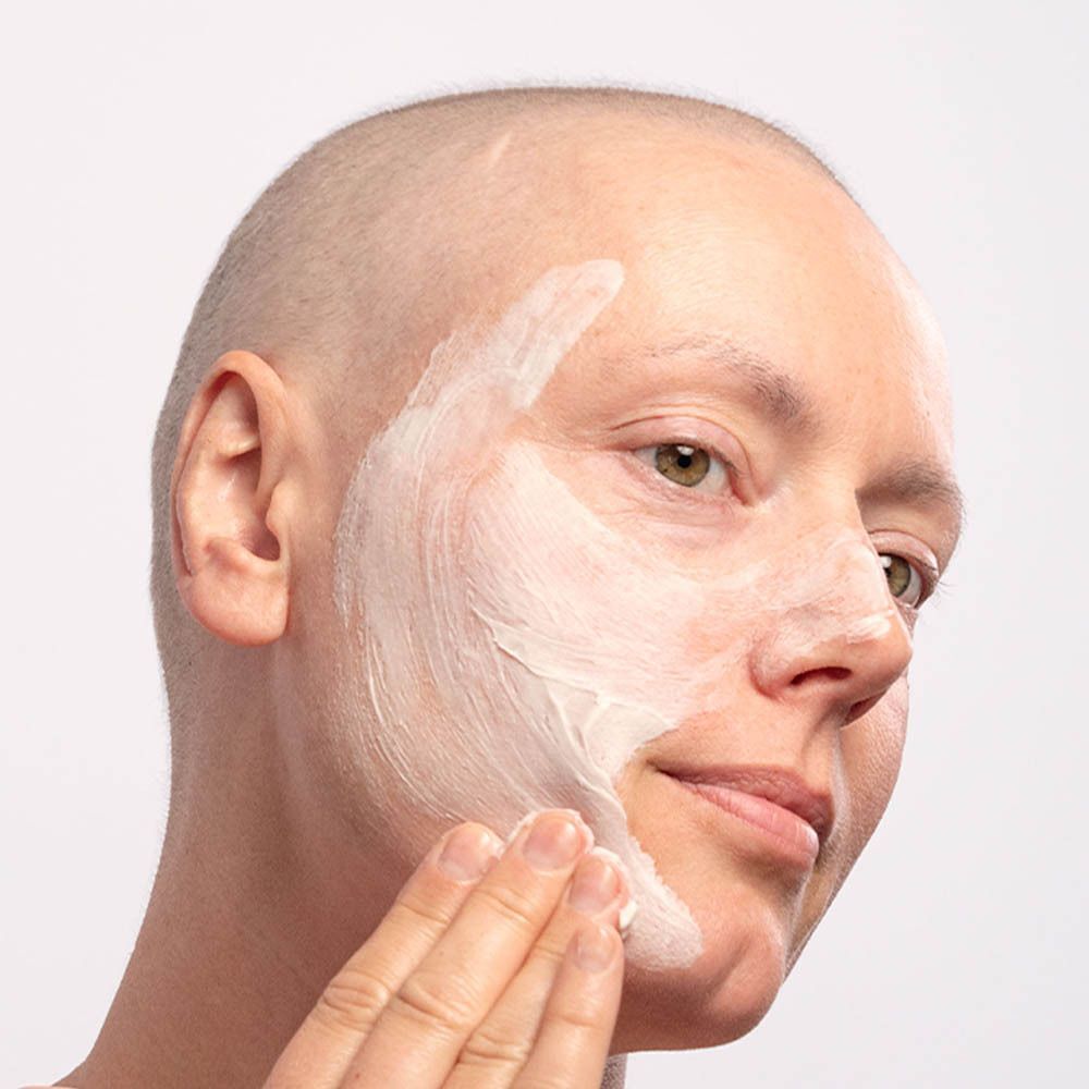 Een vrouw die de MÊME Le Masque Visage Ultra-Réconfortant aanbrengt.
