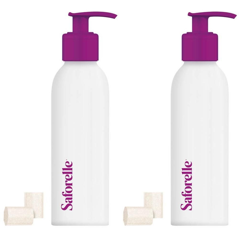 Twee witte pompflesjes met paarse pompdopjes en Saforelle logo. Drie kleine witte blokjes liggen ernaast.