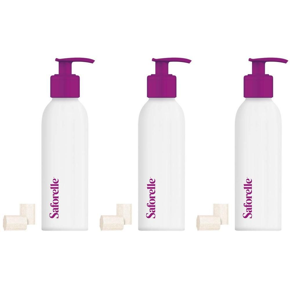 Drie witte pompflesjes met Saforelle-logo en paarse pompkopjes, naast kleine witte blokjes.