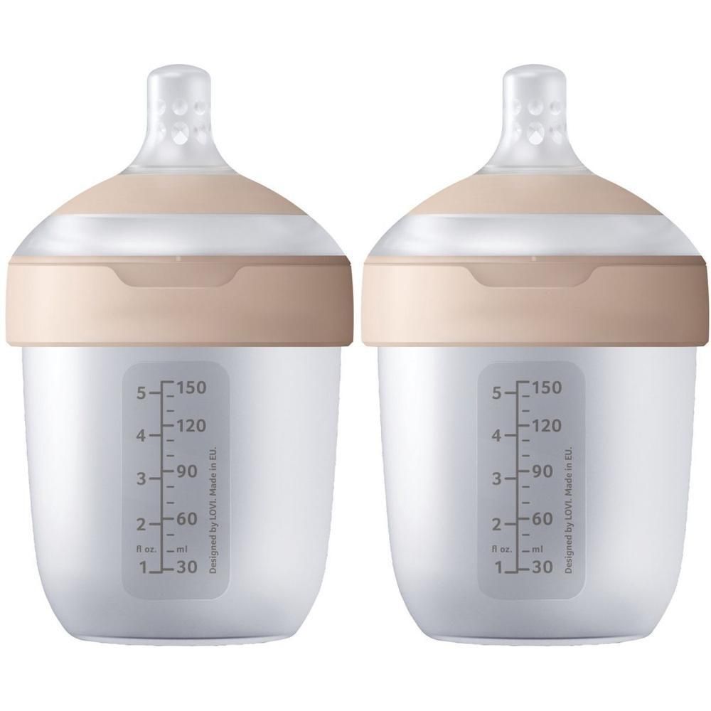 Twee beige babyflessen met een schaal van 30 tot 150 ml. De speen is transparant.