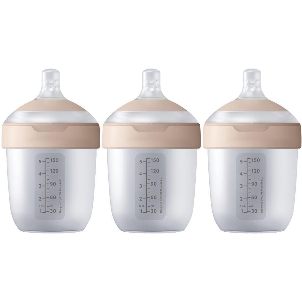 Trois biberons bébé beige et blanc avec échelle de mesure de 30 ml à 150 ml.